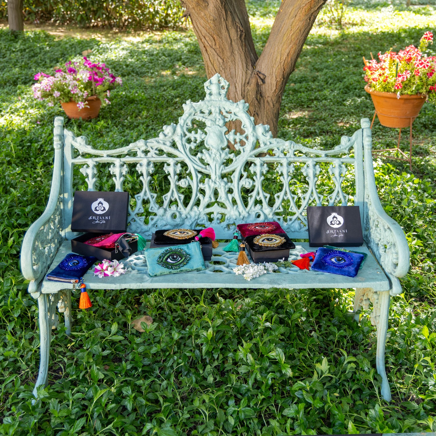 EMBROIDERED POCHETTE - NOIR