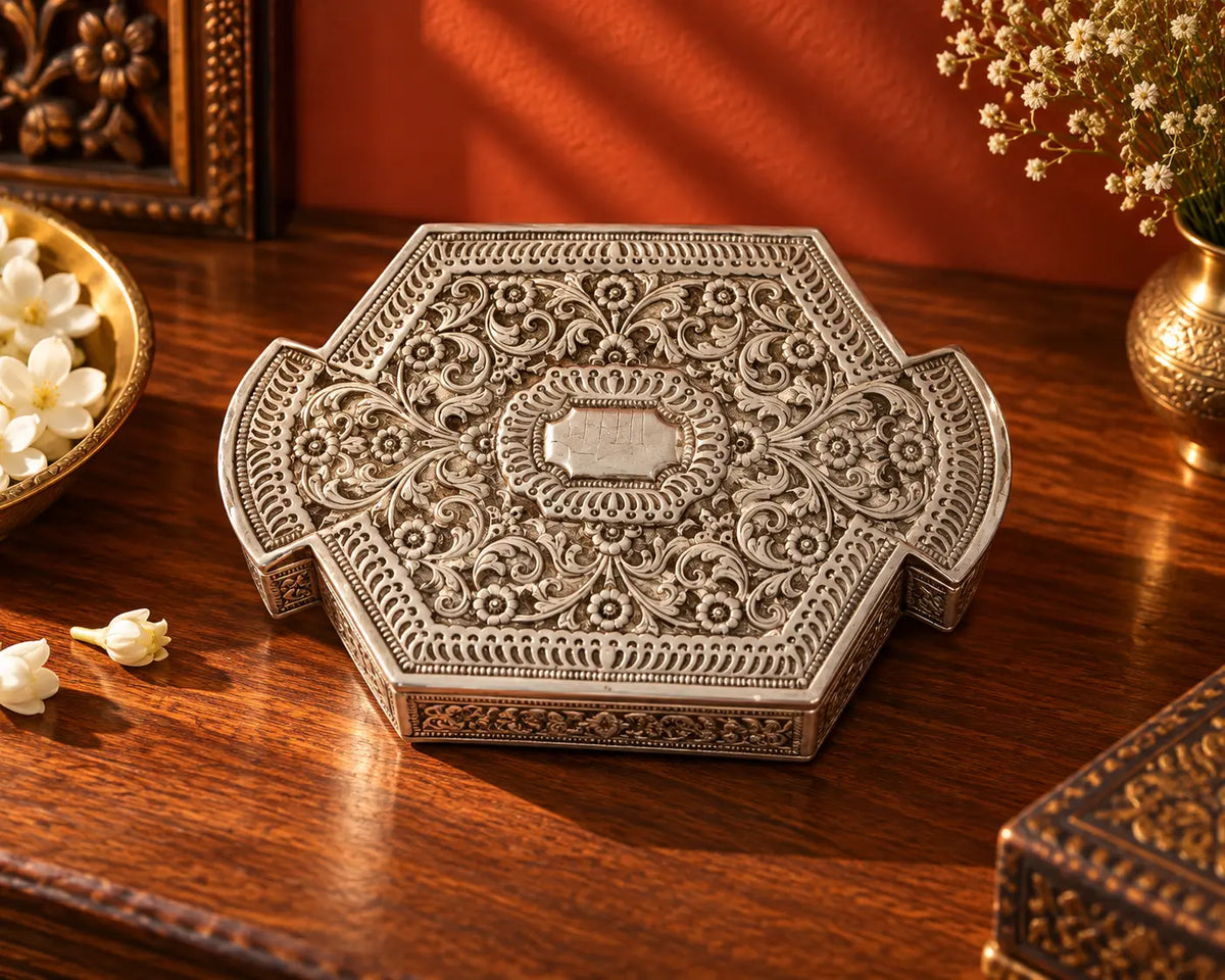 Arzaani
Antique-style Decorative Sliver Box Artefacts
Artifacts
South Indian artifacts
Indian artefacts